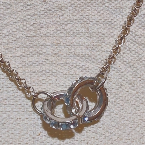 Vintage Jewelry - 🌺 Vintage Silver-Toned Double Rings on Chain